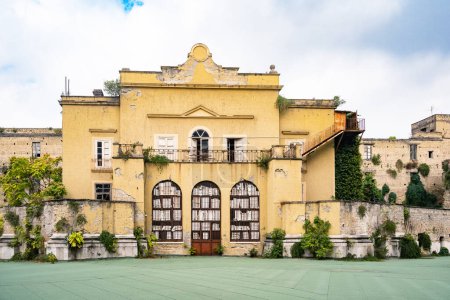 Téléchargez les photos : Intérieur et façade du Real Albergo dei Poveri du XVIIIe siècle du Real Orto Botanico, Naples, Italie - en image libre de droit