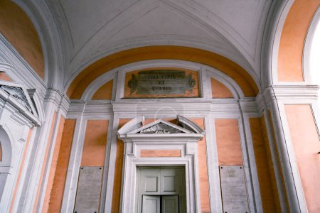 Foto de Dentro y Fachada del siglo XVIII Real Albergo dei Poveri del Real Orto Botanico, Nápoles, Italia - Imagen libre de derechos