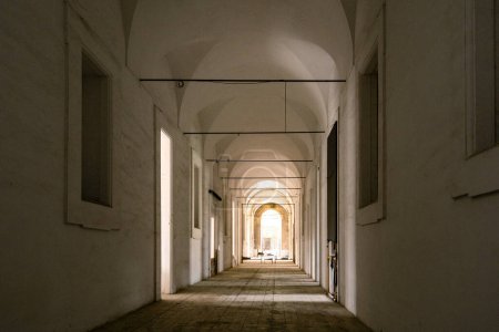Foto de Dentro y Fachada del siglo XVIII Real Albergo dei Poveri del Real Orto Botanico, Nápoles, Italia - Imagen libre de derechos