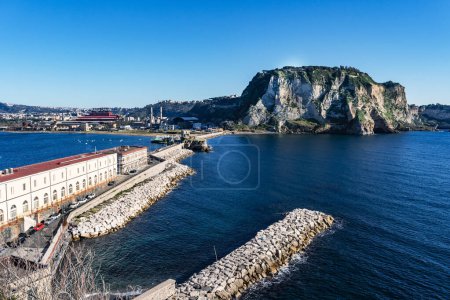 Bahía de Trentaremi desde la isla Nisida en el golfo de Nápoles Italia