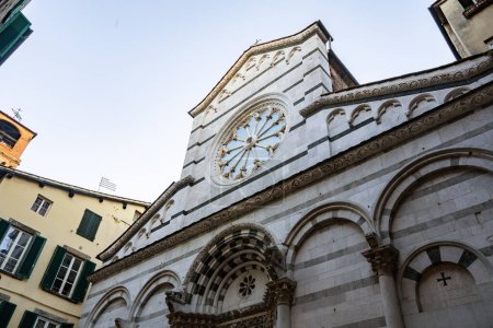 Blick auf die Fassade der Kirche San Cristoforo im historischen Zentrum.