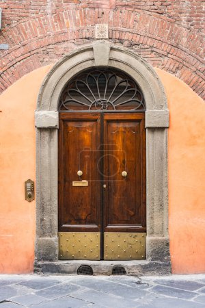 Italienische Tür. Alte italienische Straße einer Kleinstadt in Lucca in der Toskana. Italien