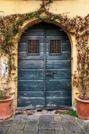 Italienische Tür. Alte italienische Straße einer Kleinstadt in Lucca in der Toskana. Italien