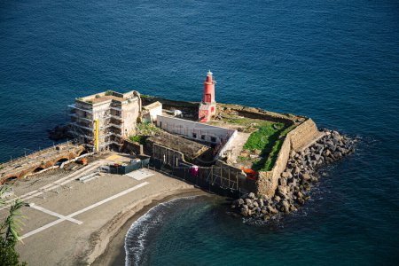 Baia, Nápoles, Campania, Italia. Faro de playa desde la terraza del castillo aragonés.