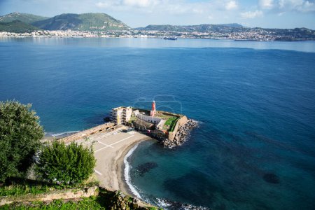 Baia, Naples, Campanie, Italie. Plage phare depuis la terrasse du château aragonais.