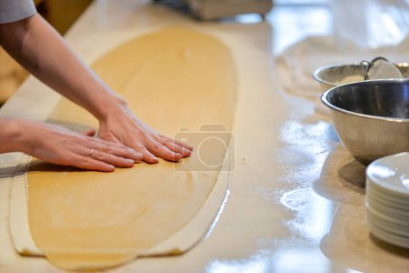 Téléchargez les photos : Faire cuire la pâte à rouler pour pâtes sur la table - en image libre de droit