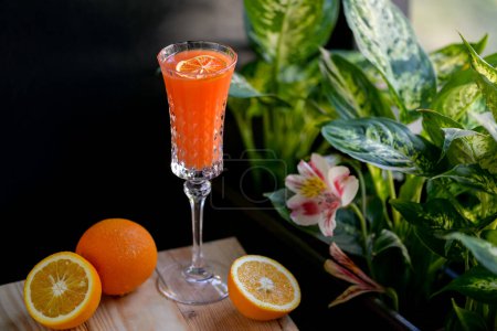 Foto de Cóctel alcohólico naranja en un hermoso vaso de cristal de cerca - Imagen libre de derechos