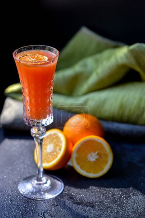 Téléchargez les photos : Cocktail alcoolisé orange dans un beau verre de cristal close-up - en image libre de droit