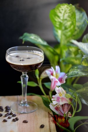 Téléchargez les photos : Café cocktail alcoolisé dans un verre avec grains de café - en image libre de droit