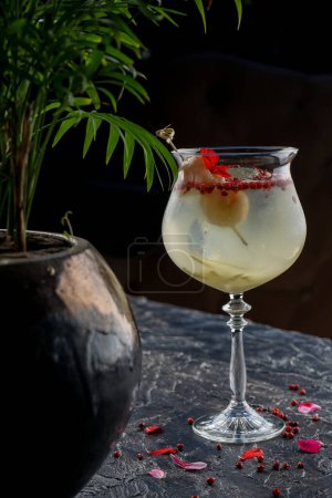 Téléchargez les photos : Vue rapprochée du cocktain d'alcool sur fond sombre - en image libre de droit