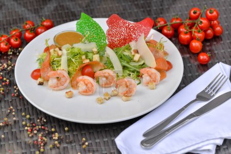 Téléchargez les photos : Salade aux crevettes, légumes et légumes verts sur fond de couleur - en image libre de droit