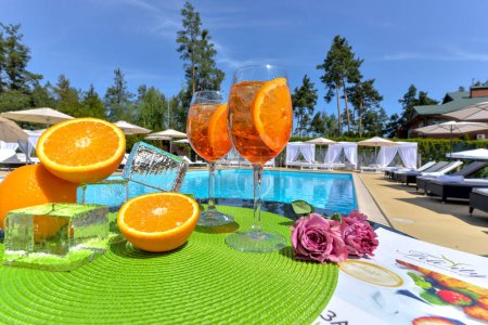Téléchargez les photos : Fête d'été près de la piscine avec cocktails aperol spritz - en image libre de droit