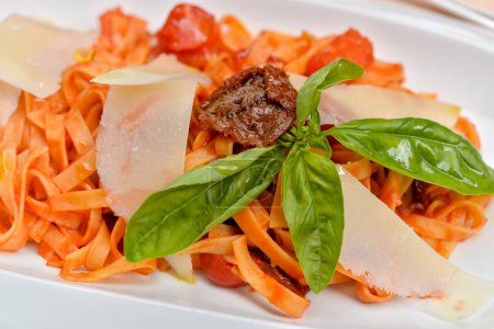 Téléchargez les photos : Pâtes italiennes avec sauce tomate et viande - en image libre de droit