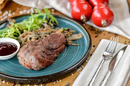 Téléchargez les photos : Steak de bœuf grillé et épices sur une planche de bois - en image libre de droit