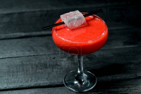 Téléchargez les photos : Vue rapprochée du cocktain d'alcool sur fond sombre - en image libre de droit