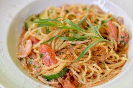 Foto de Espaguetis sabrosos con tomates y calabacín - Imagen libre de derechos