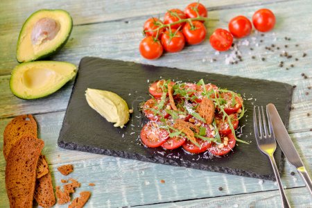 Téléchargez les photos : Salade d'avocats frais aux tomates cerises - en image libre de droit