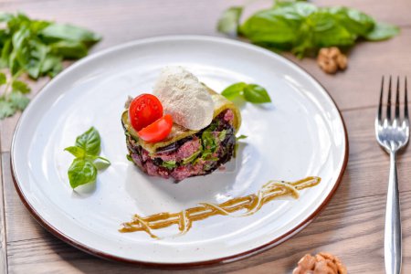 Téléchargez les photos : Plat géorgien aux betteraves, courgettes et fromage sur une assiette aux feuilles de basilic - en image libre de droit