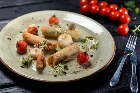 Téléchargez les photos : Crevettes cuites au four avec rouleaux enveloppés et tomates. - en image libre de droit
