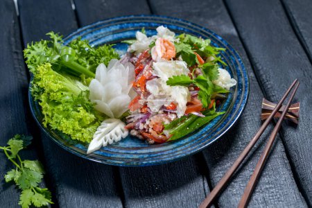 Téléchargez les photos : Fruits de mer frais avec salade dans l'assiette - en image libre de droit