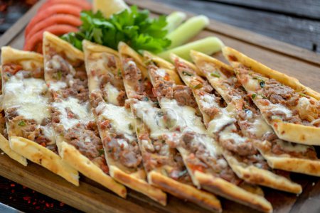 Téléchargez les photos : Pizza avec viande et fromage. pizza italienne. sur le fond en bois. - en image libre de droit