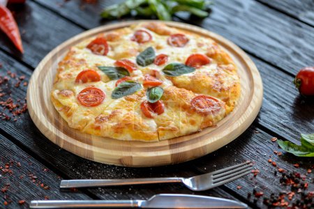 Foto de Pizza con queso, tomate y albahaca. concepto de comida italiana. - Imagen libre de derechos
