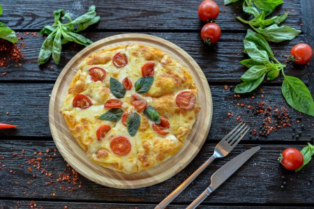 Foto de Pizza con queso, tomate y albahaca. concepto de comida italiana. - Imagen libre de derechos
