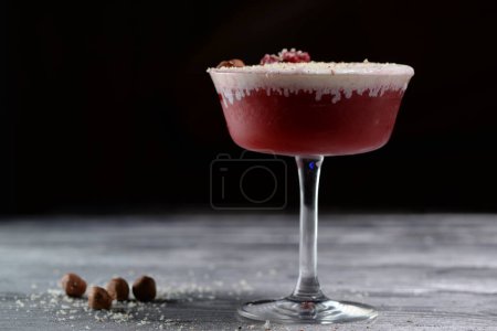 Téléchargez les photos : Un gros plan d'un verre de cocktail alcoolisé rouge - en image libre de droit