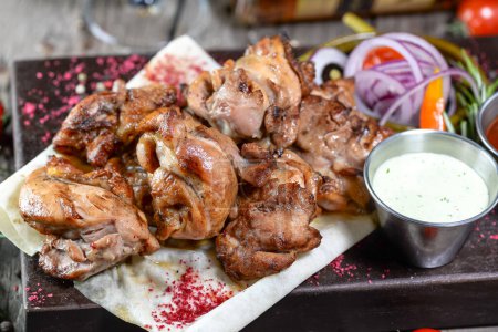 Téléchargez les photos : Vue rapprochée de la viande shashlik sur la planche à découper - en image libre de droit