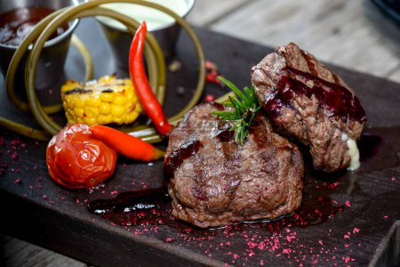Téléchargez les photos : Steak grillé aux légumes sur planche de bois - en image libre de droit
