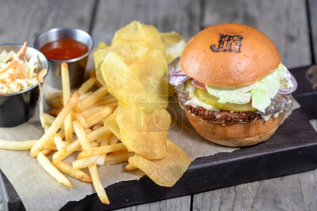 Téléchargez les photos : Grand hamburger avec falafel sur une planche avec frites - en image libre de droit
