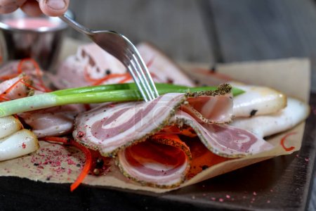 Téléchargez les photos : Bacon tranché de différents types sur une planche de bois aux oignons verts - en image libre de droit