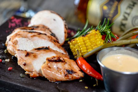 Téléchargez les photos : Poitrine de poulet rôtie avec sauce et légumes grillés - en image libre de droit