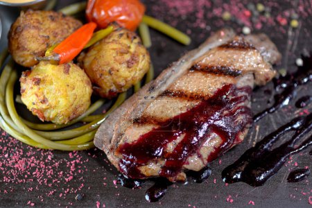 Téléchargez les photos : Steak de bœuf grillé avec sauce et légumes - en image libre de droit