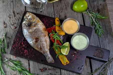 Téléchargez les photos : Dorada grillée poissons et sauces - en image libre de droit