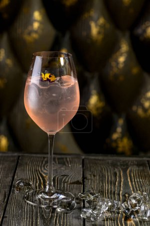 Foto de Copa con un cóctel y una flor sobre una mesa en un restaurante - Imagen libre de derechos
