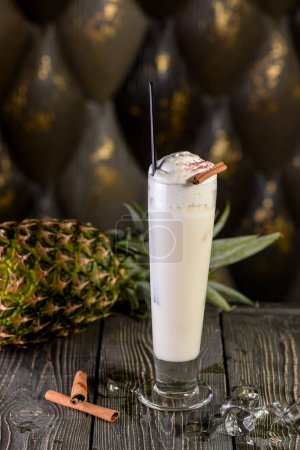 Téléchargez les photos : Cocktail alcoolisé de couleur blanche avec ananas sur fond, gros plan - en image libre de droit