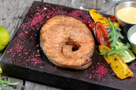 Téléchargez les photos : Délicieux saumon grillé aux légumes et herbes - en image libre de droit