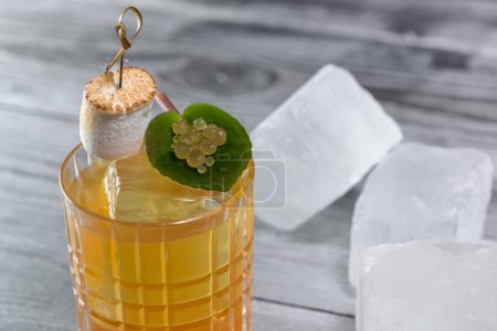 Téléchargez les photos : Verre de cocktail frais avec guimauve et glace - en image libre de droit