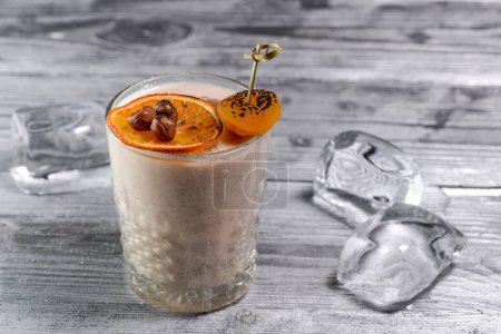 Foto de Cóctel alcohólico con naranja en vidrio sobre fondo, primer plano - Imagen libre de derechos