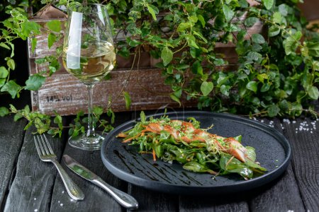 Téléchargez les photos : Salade de viande et légumes dans une assiette avec vin blanc - en image libre de droit