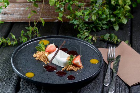 Téléchargez les photos : Délicieux dessert avec fraise fraîche sur fond, gros plan - en image libre de droit