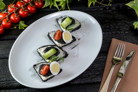 Téléchargez les photos : Bruschetta au caviar noir, tomate, concombre - en image libre de droit