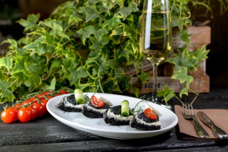 Téléchargez les photos : Bruschetta au caviar noir, tomate, concombre et vin - en image libre de droit