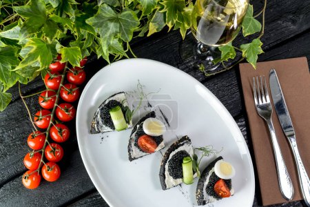 Téléchargez les photos : Bruschetta au caviar noir, tomate, concombre et vin - en image libre de droit