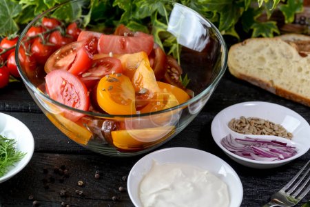 Téléchargez les photos : Salade de légumes frais aux tomates, oignon, persil et graines - en image libre de droit