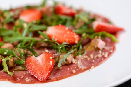 Téléchargez les photos : Salade de fraises fraîches et d'herbes dans l'assiette - en image libre de droit