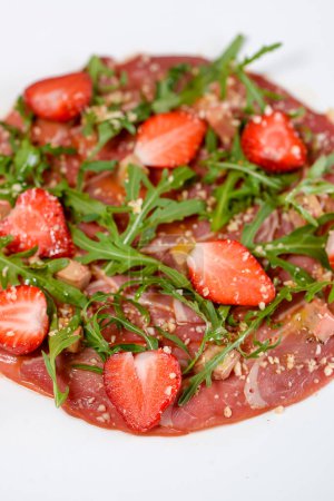 Téléchargez les photos : Salade de fraises fraîches et d'herbes dans l'assiette - en image libre de droit