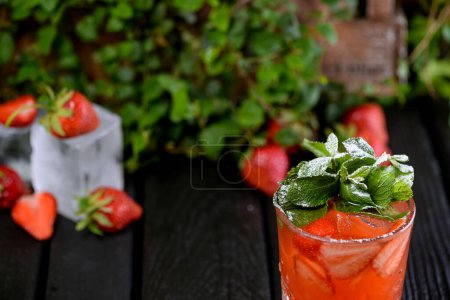 Foto de Vaso de cóctel con fresas y menta en el fondo, de cerca - Imagen libre de derechos