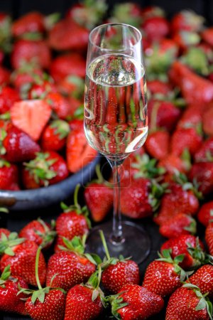 Téléchargez les photos : Coupe de champagne avec fraises sur fond, gros plan - en image libre de droit